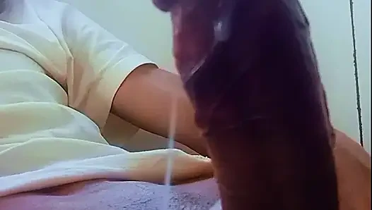 Kesinlikle lezzetli bir orgazm, sıkı küçük götümün ilk kez tıkanmış olduğunu hissediyorum.