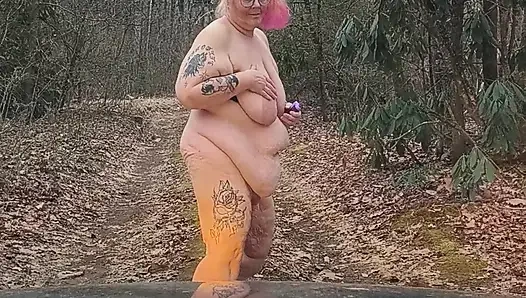 Jalan-jalan sambil bugil di hutan