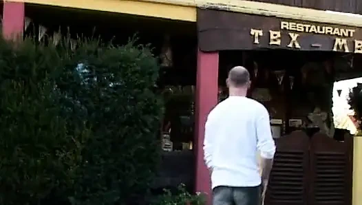 Vahşi Fransız genç kız mutfakta çalışırken iki memnun ediyor