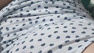 Stiefzoes naakt in bed in de buurt van stiefmoeder met enorme natuurlijke tieten
