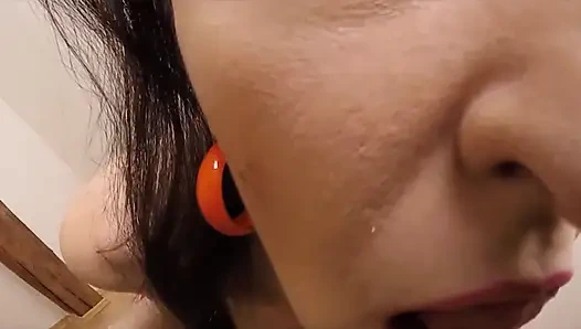 Волосатая Диана в чулках мастурбирует соло