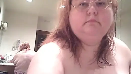 Tante semok rambut merah lagi asik nyepong kontol sambil bugil