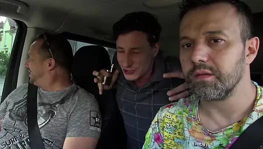 Mädchen mit dickem arsch mit vielen tätowierungen und gefärbten haaren wird für einen autofick abgeholt