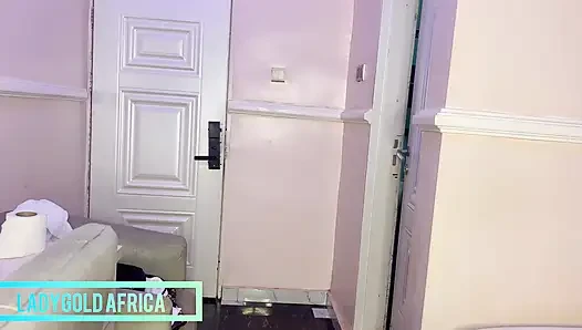 Она просто трахнула сводную падчерицу своего мужа, который только что вернулся из длительной командировки