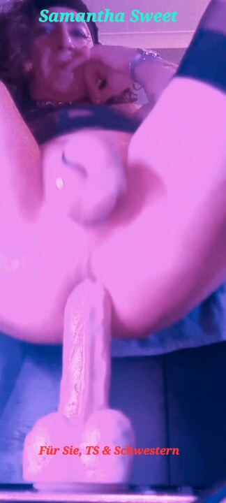 Samantha Sweet com vibrador XXL se fode anal