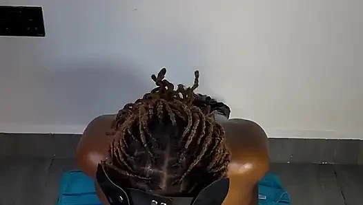 Katzenfrau zerstört ihre nasse, schlampige kehle nur für yoy