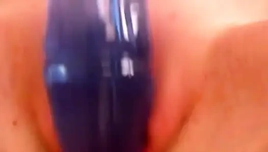 Худенькая крошка исследует свое тело