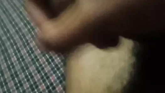 Hintli genç oğlan zenci yarağıyla oynuyor