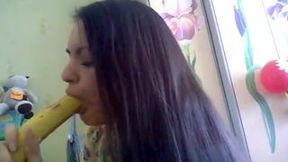Leuk Oekraïens meisje versus banaan