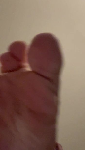 Burlándose de ustedes piggies con mis pies 😈 sudorosos y desagradables