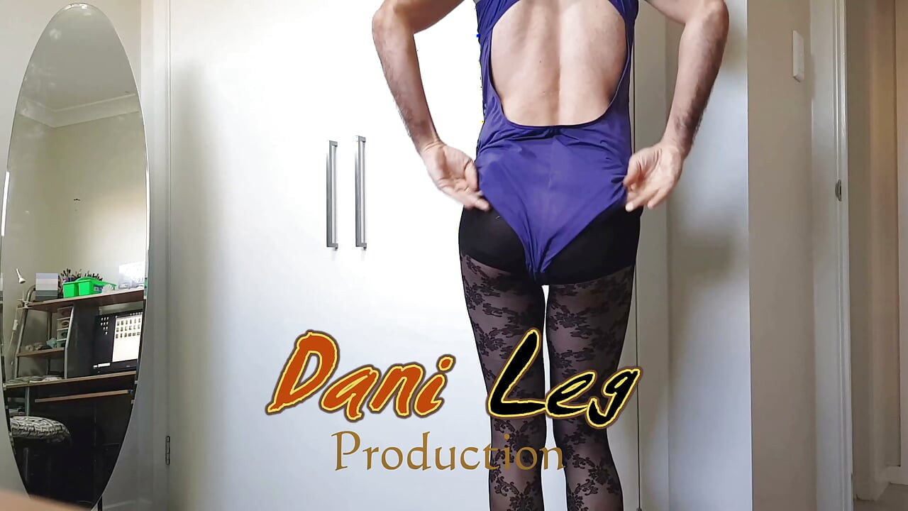 Dani Leg con unas piernas sexys en pantimedias estampadas
