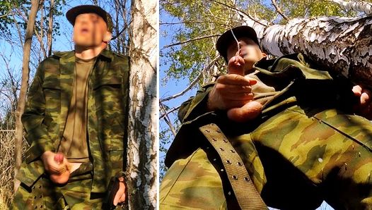 Russischer Soldat im Wald wichst einen militärischen Schwanz