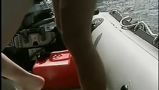 Cewek sange rambut merah lagi asik fingering memeknya di pantai liar