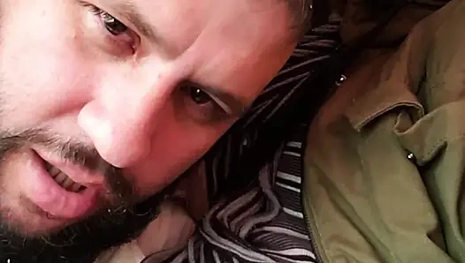 Yolda duran arabadan oturma odasındaki kanepeye