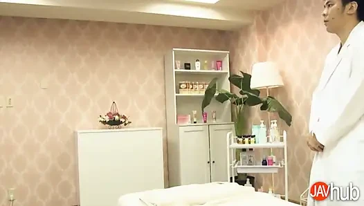 Чувственная массажная сессия Hitomi Ohashi приводит к скачке на члене