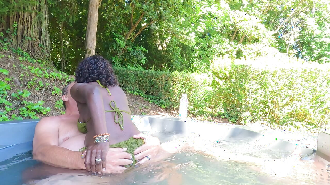 Mist Between the Mountains Sea ma wielokrotny orgazm w wannie z chłodnią