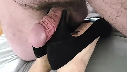 Keanggunan harian sepatu hak tinggi hitam suede mid dengan detail hak paten dalam 36.