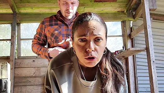 Горячую милфу жестко трахают в задницу на улице и показывают ее истинное лицо анала