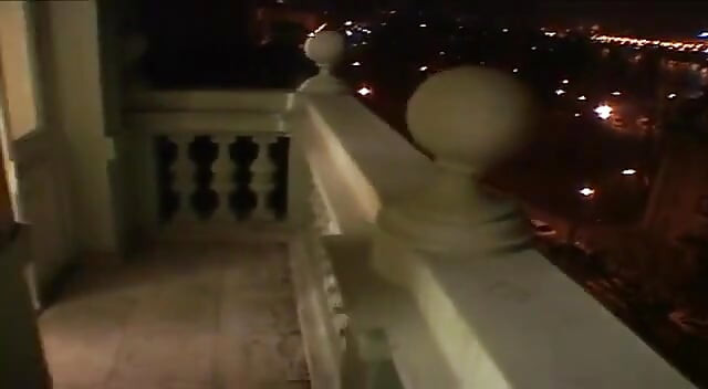 Si rambut coklat seksi dengan buah dada besar menunggang zakar keras yang besar