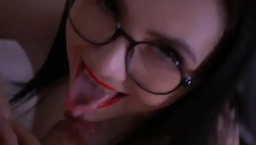 Kocası orta yaşlı seksi kadının götünden sikişiyor