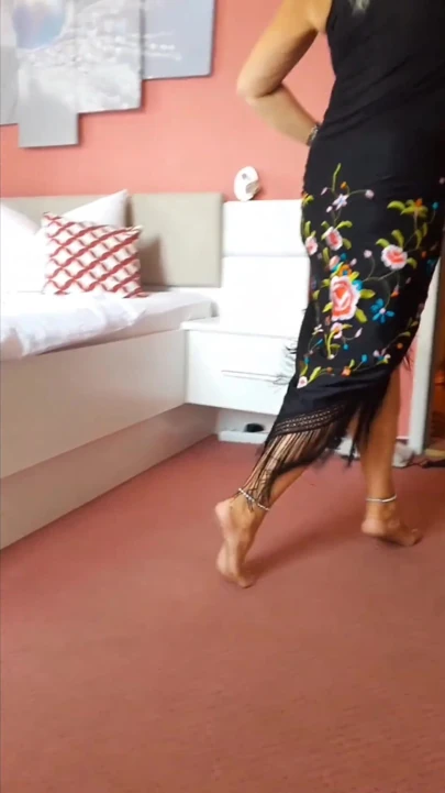 Selena's posing and sex after barefoot walking