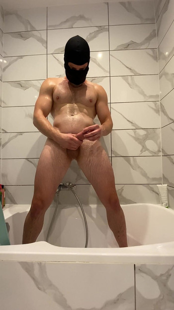 クールな男が泡の中でオナニーをした