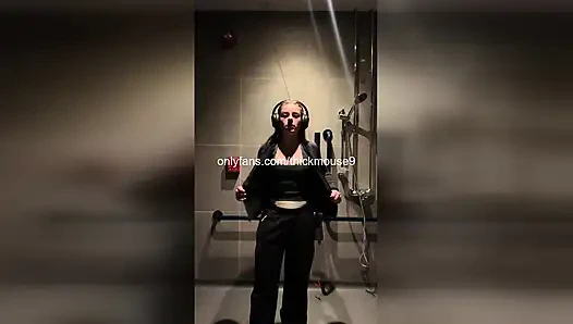 Zar zor reşit olan kız tiktok canlı yayın sırasında sert parmaklanıyor!