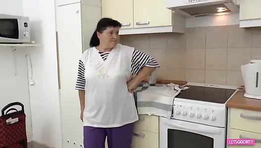 Nine Claudia genç bir adamı emiyor ve sikiyor