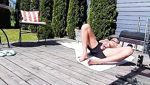 Familienurlaub mit Stiefmutter im Garten vor den Nachbarn