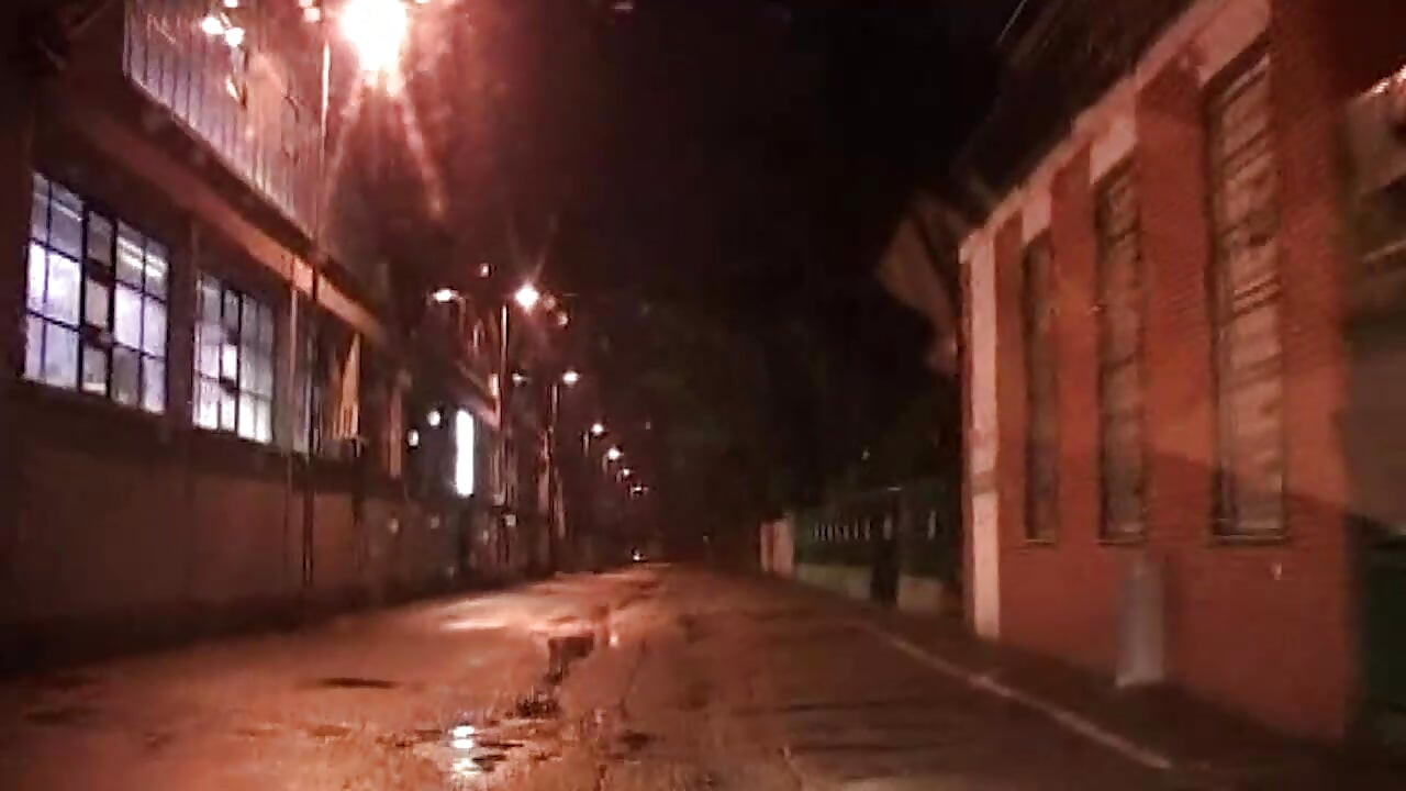 Mamă sexy excitată futută cu pumnul adânc cu explozie de trandafir care picură