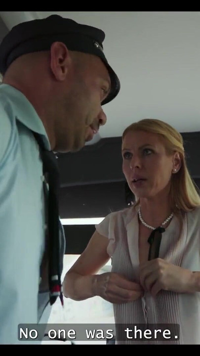 Atemberaubender moment von "VIP4K.  Mrs. Principal liebt dreier"