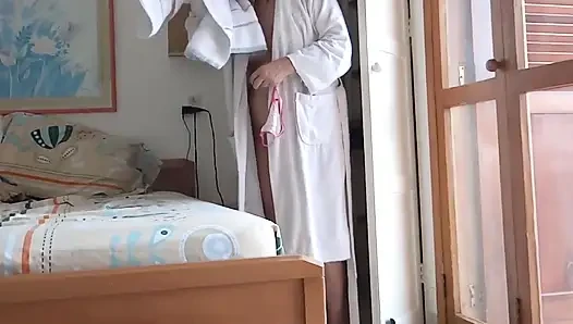 Üvey annemi plajda soyunuyor ve bikini, büyük göt ve kıllı amcık giyinerek filme alıyorum