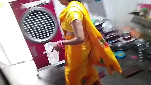 Sister-in-law in the kitchen, sister-in-law took out the water of the brother-in-law's land, showing big boobs with her hands Hindi audio.