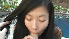 Gostosa asiática leandra lee gosta de pau na boca