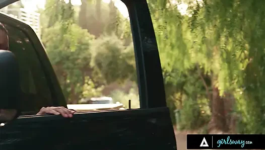 Girlsway - orta yaşlı seksi kadın Dana Vespoli kamyonunda Kenna James'i domine ediyor ve sonra onu yumuşak bdsm için içeri alıyor