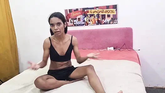 Genç kız götünü verirken gülüyor 100 anal