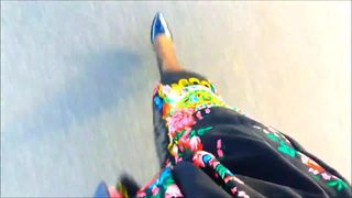 Видео от первого лица, идущая в цветочном платье