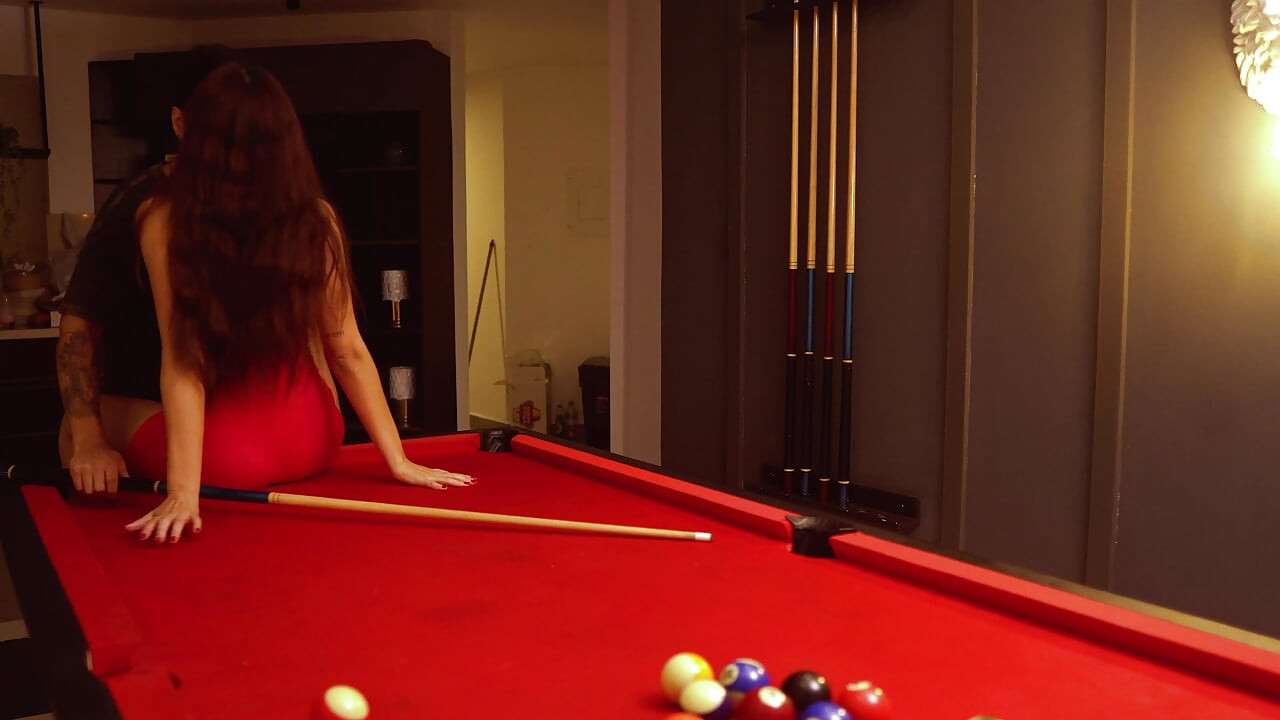 जब मैं पूल खेलता हूं तो एक फूहड़ मेरे पास आती है, हम वहीं बकवास करते हैं