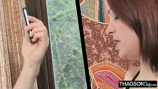 Соблазнительная брюнетка наслаждается интенсивным оральным сексом 69