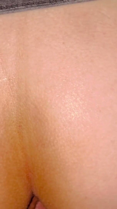 旦那が出張中の隣人を愛撫することに。それはすべて素早いセックスで終わりました。 | クリップ 1