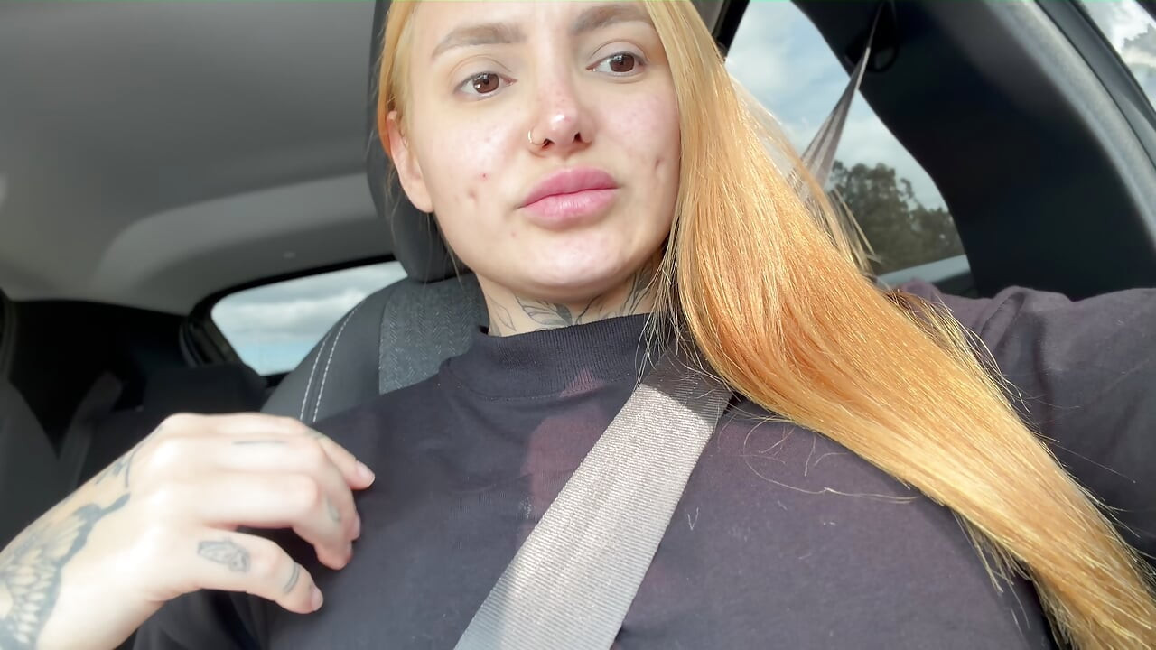 La novia perfecta me chupó la polla dentro del coche y se tragó toda la leche