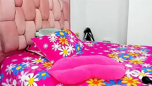 Masum genç üvey kız amında ve götünde dildo sikiyor