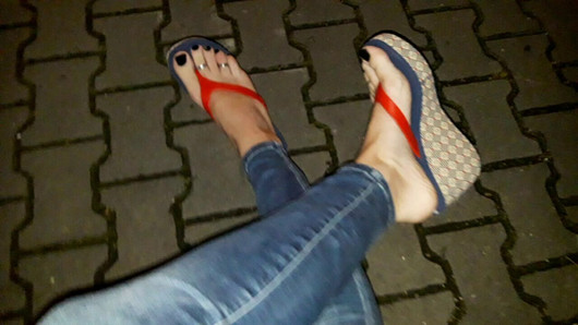 Jalan-jalan malam tanpa celana dalam dengan jeans ketat dan sandal jepit