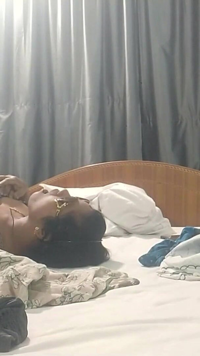 可爱的泰米尔名人女演员被色情导演性交，各种角度偷拍 | 短片 2