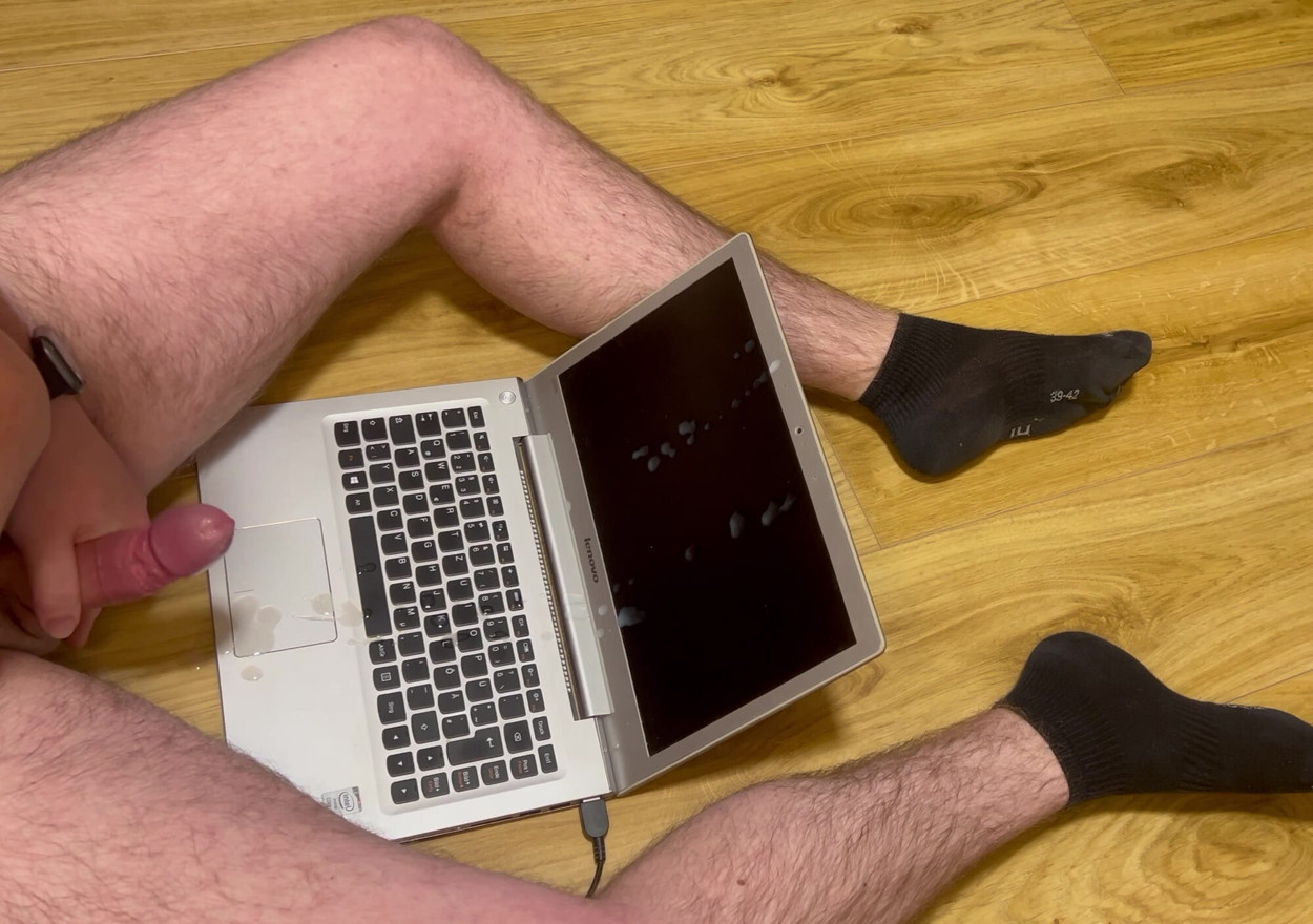 Jeg runket på laptopen da spermskuddet traff skjermen