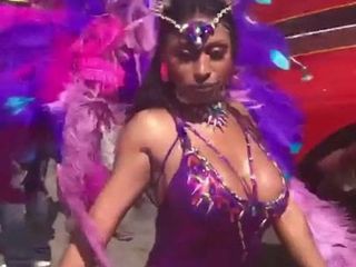 Babes noires dominicaines dans le carnaval 5