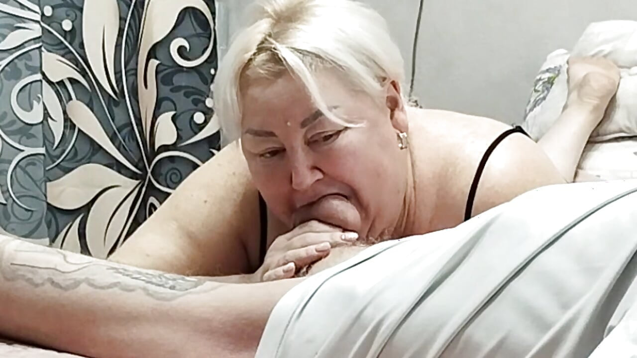 Ma belle-mère caresse ma bite avec sa bouche jusqu’à ce que je jouisse