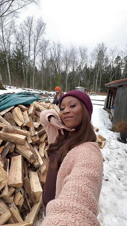 Contratado hauler seduzido por hung trans girl para bareback woodshed fuck - vanniall interracial pov boquete anal