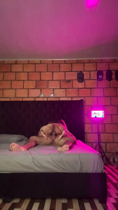 狂歡一夜後，我們幹到高潮。