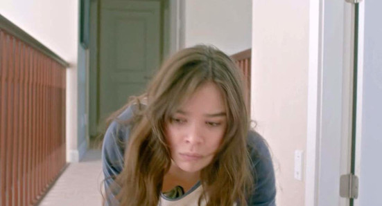 Hailee Steinfeld - escena de deslizamiento en scandalplanet.com